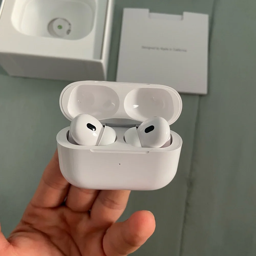 Apple White Wireless Headset with Compact Charging Case